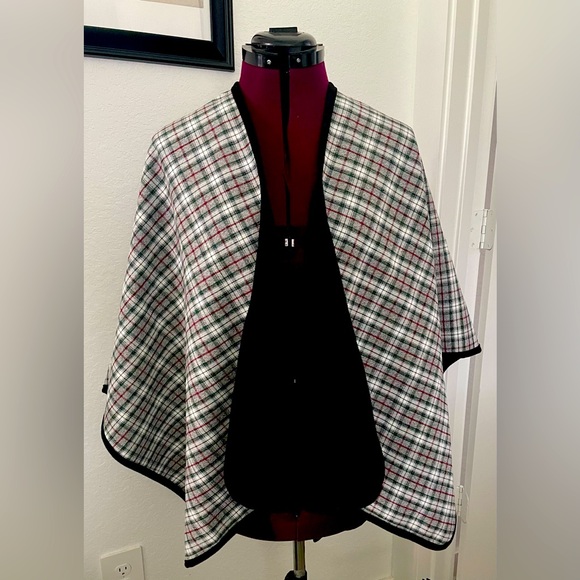 One size fits all stylish ladies reversible poncho. Rain resistant. - Picture 2 of 4